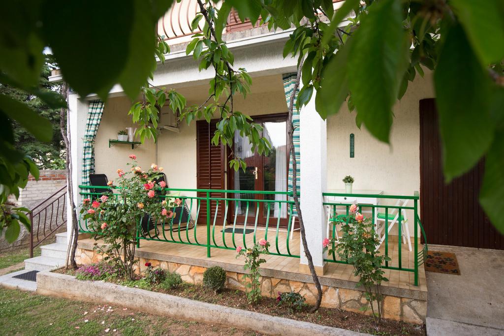 Home Away From Home With A Heated Pool Punat Exterior foto