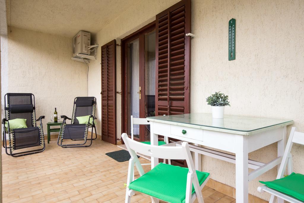 Home Away From Home With A Heated Pool Punat Exterior foto